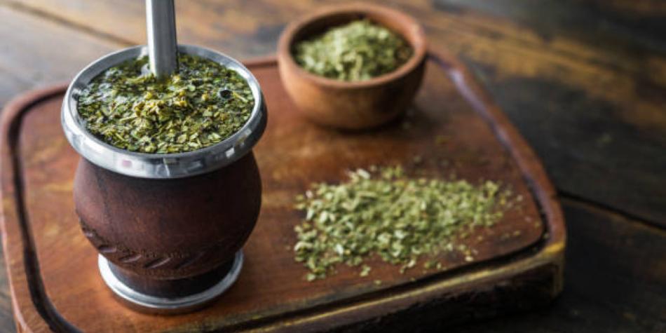MATE SALUDABLE: LAS HIERBAS QUE CALMAN LOS DOLORES ESTOMACALES Y AYUDAN A ALIVIAR LA HINCHAZÓN