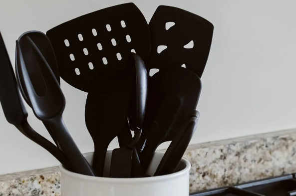 PLÁSTICO COLOR NEGRO UTILIZADO EN UTENSILIOS DE COCINA Y JUGUETES ESTÁ RELACIONADO CON RETARDANTES DE LLAMA TÓXICOS