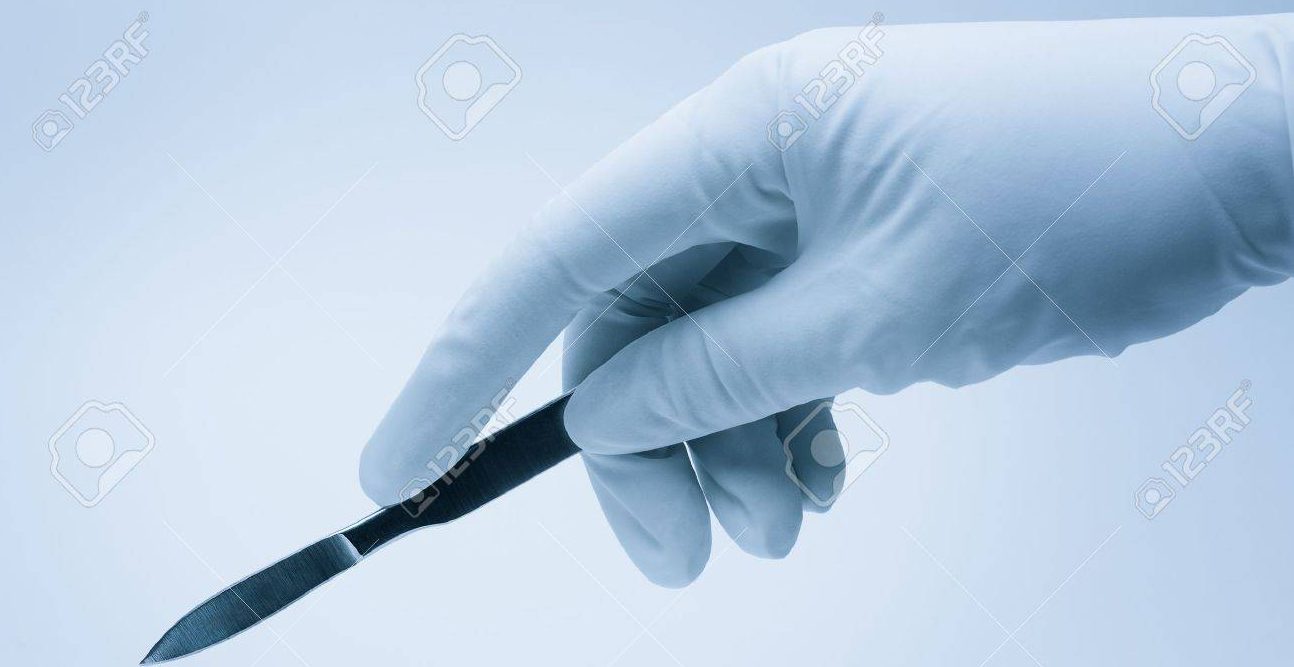 Sintió un fuerte dolor de panza, trató de operarse con tutoriales de YouTube