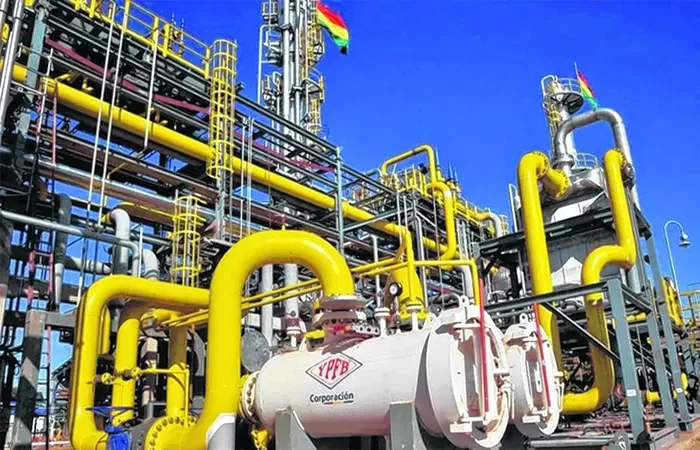 YPFB garantiza abastecimiento de gasolina por 20 días con la llegada de 70 millones de litros