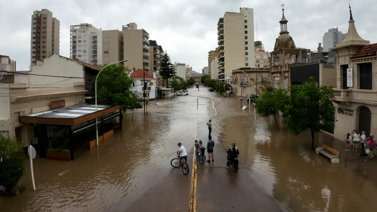 TEMPORAL EN BAHÍA BLANCA: HAY EVACUADOS, CERRARON EL AEROPUERTO Y SUSPENDIERON LAS CLASES