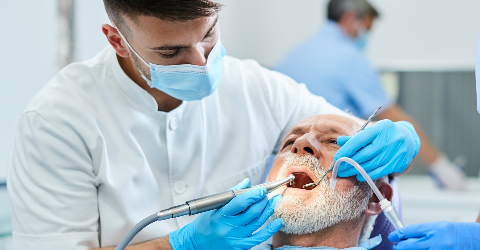 ADIÓS A LOS IMPLANTES DENTALES