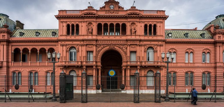 EL GOBIERNO ENDURECE LA POLÍTICA MIGRATORIA