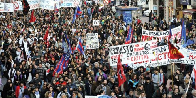 RESTRICCIONES AL DERECHO A LA HUELGA POR DECRETO PRESIDENCIAL