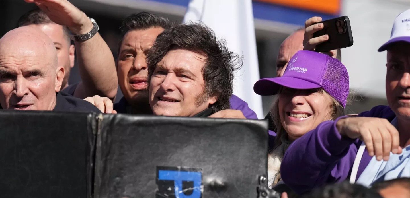 EVACÚAN A JAVIER MILEI TRAS UN ATAQUE EN UN ACTO ELECTORAL