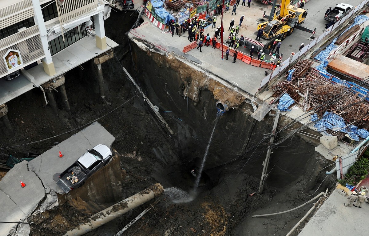 En Tailandia un impresionante socavón se “tragó” autos y postes de luz y dejó un pozo de 50 metros frente a un hospital