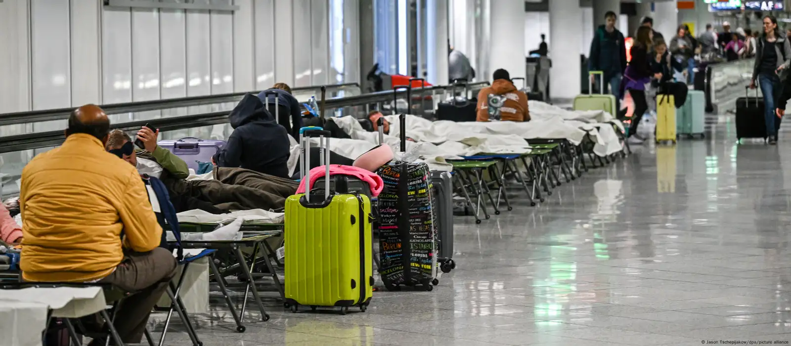 Avistamiento de drones paraliza el aeropuerto de Múnich y afecta a miles de pasajeros