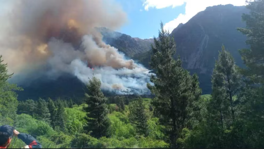 Incendios en Epuyén: creen que el foco se habría iniciado por acciones humanas y se esperan las lluvias en la zona