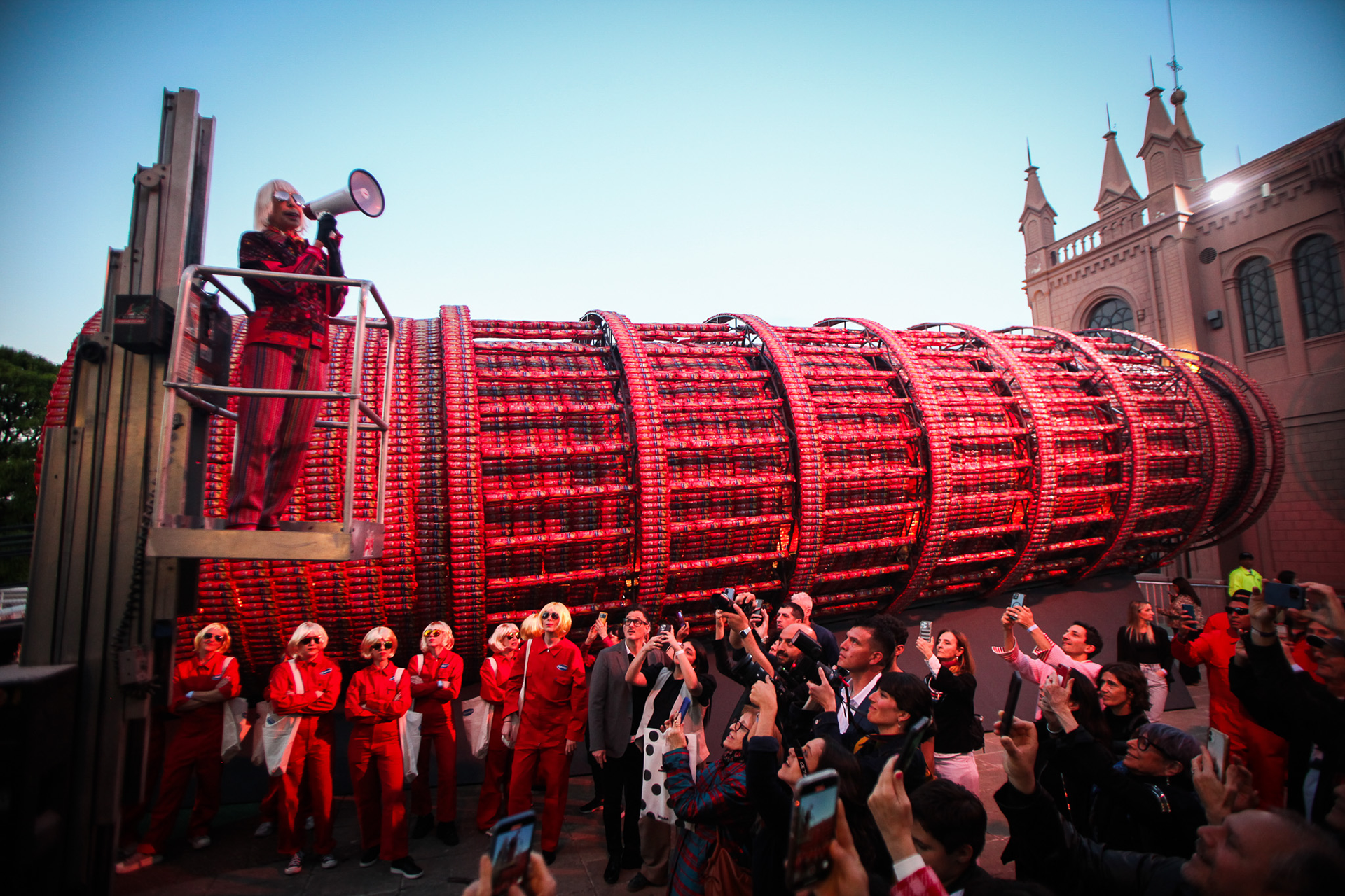 “Alimento espiritual”: la Noche de los Museos tentó a miles de personas con la torre de spaghetti de Marta Minujín
